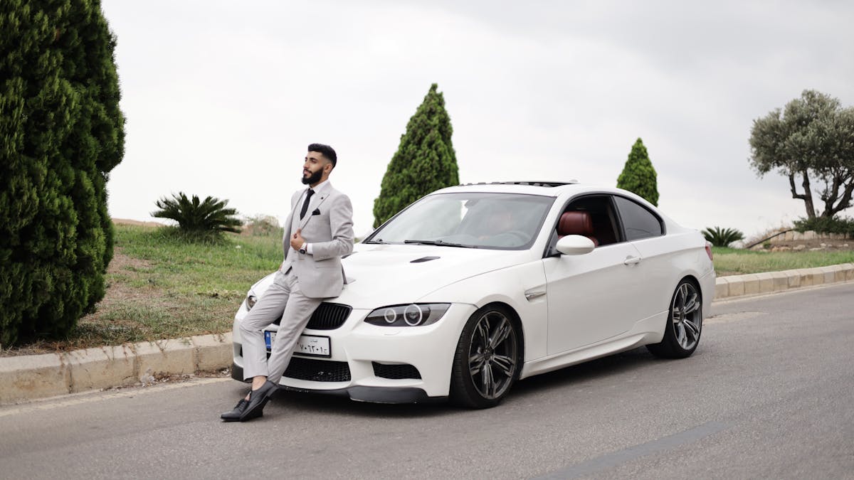 Man in a modern relaxed-fit suit with wider lapels and natural shoulders, embodying the 2026 menswear silhouette shift