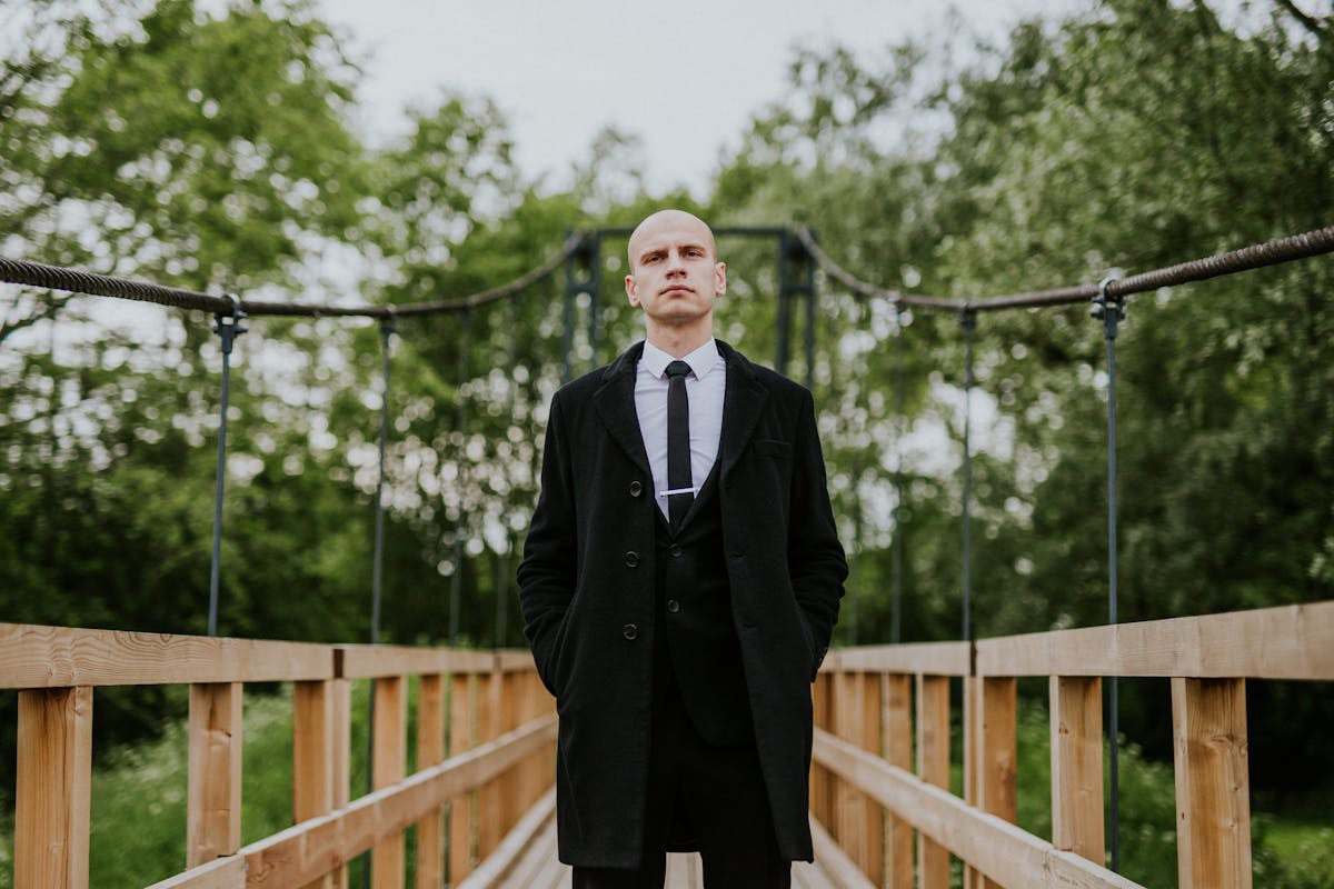 Tall young man in a wide-lapel suit with relaxed shoulders, showing the fuller silhouette trending for 2026